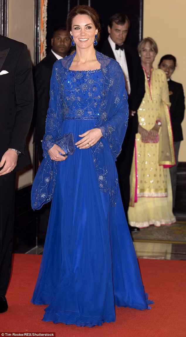 Kate Middleton quyến rũ trong chiếc đầm dài màu xanh khi tham dự tiệc tại khách sạn Taj Palace (Mumbai).