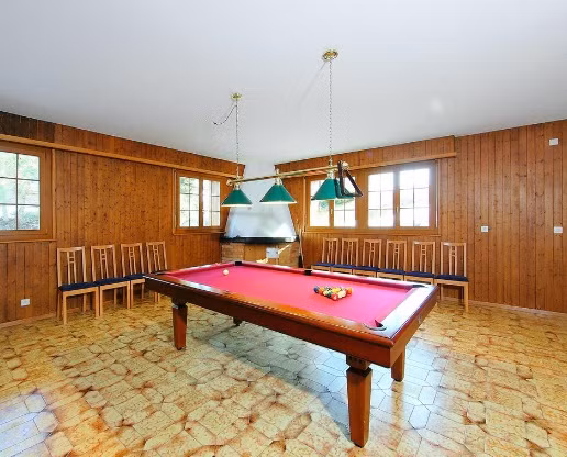 Bàn bi-a bên trong khu giải trí.