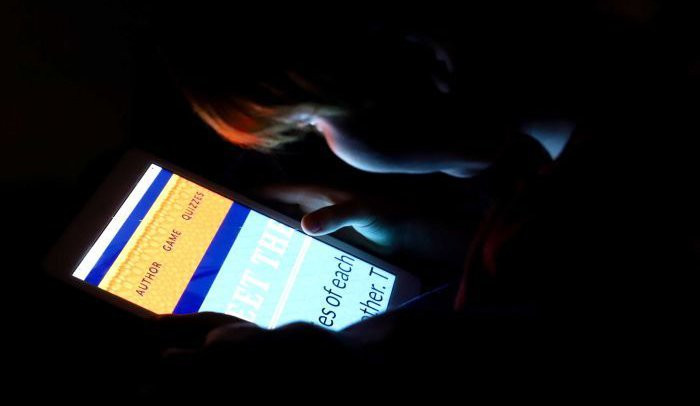 Theo nghiên cứu, những đứa trẻ dành 7 giờ cho điện thoại thông minh hoặc máy tính bảng có dấu hiệu vỏ não bị mỏng sớm.