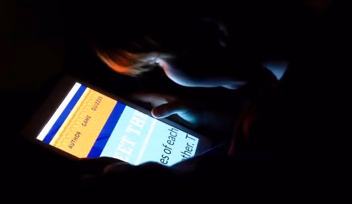 Theo nghiên cứu, những đứa trẻ dành 7 giờ cho điện thoại thông minh hoặc máy tính bảng có dấu hiệu vỏ não bị mỏng sớm.