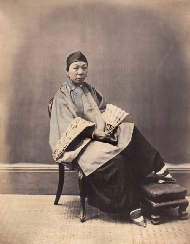 Một phụ nữ trung tuổi ở Thượng Hải mặc quần áo mùa hè điển hình ở quốc gia Trung Quốc hồi thế kỷ 19. Ảnh VT