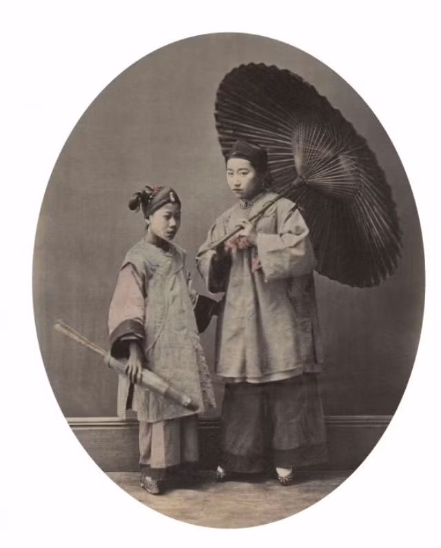 Người phụ nữ và đứa con trong tấm hình trên của William Sauders được cho là tới từ Giang Tô, tỉnh phía bắc Thượng Hải. Cách búi tóc điển hình của phụ nữ Giang Tô ở thời điểm Trung Quốc hồi thế kỷ 19. Ảnh VT