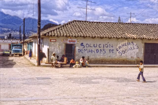 Một con đường tỉnh lộ rộng rãi chạy qua làng quê Mexico. Ảnh VT