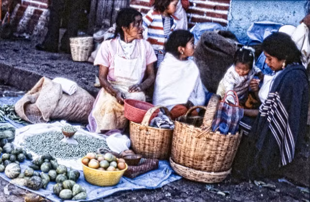 Những nông sản quê được bày bán ở chợ. Ảnh VT