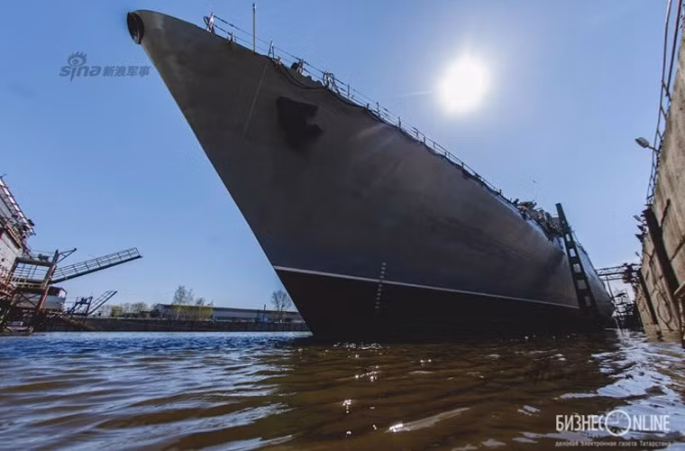 Về Sonar, truyền thống các tàu chiến thiết kế hệ thống dò tìm tàu ngầm thường đặt bầu sonar ở đầu mũi hoặc dưới bụng con tàu hoặc kéo rê phía sau. Hiện khó xác định được các tàu Gepard 3.9 của Việt Nam liệu sẽ lắp sonar ở đâu. Có thể nó sẽ nằm dưới bụng hoặc có thể là loại kéo rê. Nguồn ảnh: Sina