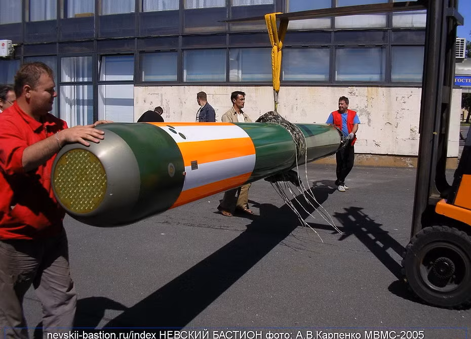 Thông thường, các tàu chiến của Nga hiện nay sử dụng các ngư lôi hạng nặng 533mm – đây cũng là loại ngư lôi mà Hải quân Việt Nam cũng sử dụng phổ biến trên các tàu phóng lôi, tàu hộ vệ săn ngầm và tàu ngầm Kilo 636. Nguồn ảnh: Bastion-Kapenko