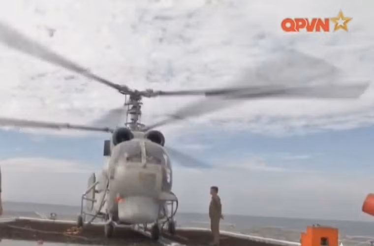 Tất nhiên, cặp tàu Gepard 3.9 mới cũng được trang bị sân đỗ máy bay với trực thăng săn ngầm Ka-28. Nguồn ảnh: QPVN