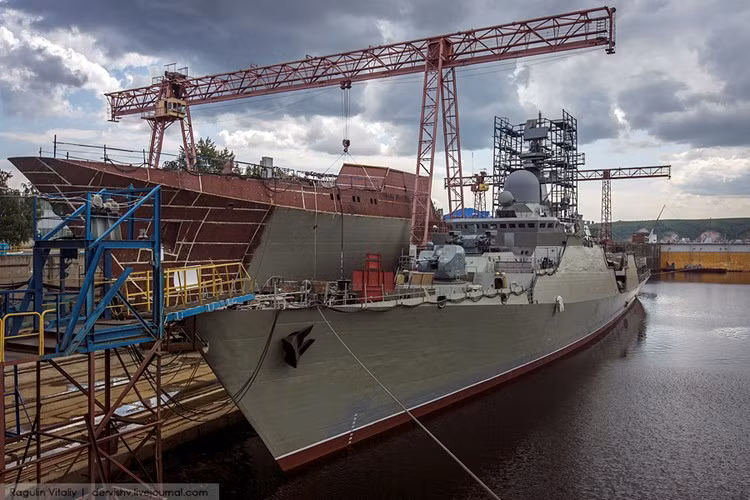 Các hình ảnh được TASS và truyền thông Zelenodolsk thường ít khi tập trung vào phần đuôi tàu, thay vào đó là phần đầu tàu. Tuy nhiên, có thể khẳng định một điều rằng, chắc chắn những lời tuyên bố của Zelenodolsk là chính xác, bởi họ là nơi chế tạo các tàu Gepard 3.9 cho Việt Nam. Có thể dễ dàng phỏng đoán trang bị săn tàu ngầm của Gepard 3.9 bao gồm: sonar (hệ thống định vị thủy âm và vũ khí chống tàu ngầm – gồm ngư lôi hoặc có thể bom phản lực chống ngầm RBU theo truyền thống của Nga). Nguồn ảnh: Ragulin Vitaliy