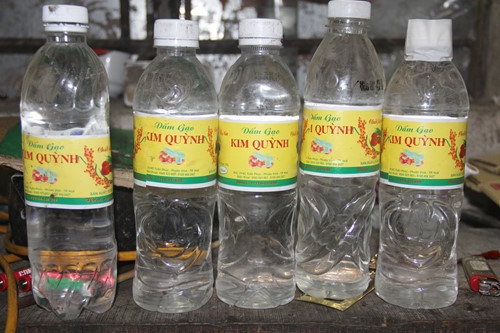 Về màu sắc, giấm pha axit thường rất trong vì không có thành phần tinh bột hoặc các chất cao phân tử hình thành trong quá trình lên men tự nhiên. Trong nhiều trường hợp, các nhà sản xuất sẽ phải phụ thêm chất tạo màu để giấm có màu hơi vàng.