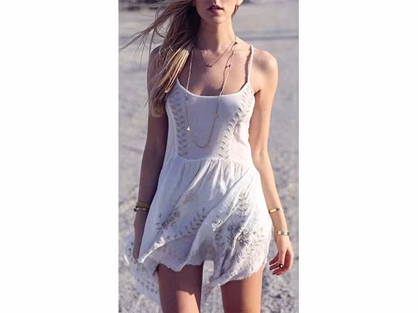 Váy cotton: Hãy chuẩn bị vài chiếc váy cotton mỏng, nhẹ và thoải mái là món đồ không thể thiếu cho chuyến du lịch biển. Nó sẽ giúp bạn dễ dàng di chuyển khi tham quan và tham gia các hoạt động cùng bạn bè.