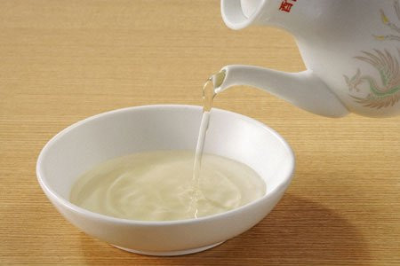 Axit pha nước lã thành giấm gạo: Cơ quan chức năng vừa phát hiện một xe ô tô chở 800 chai giấm gạo giả. Mở rộng điều tra, lực lượng chức năng phát hiện, một cơ sở sản xuất dấm gạo giả bằng cách pha 5 lít axit với 50 lit nước lã. 