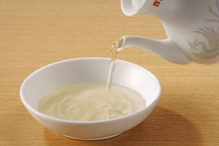 Axit pha nước lã thành giấm gạo: Cơ quan chức năng vừa phát hiện một xe ô tô chở 800 chai giấm gạo giả. Mở rộng điều tra, lực lượng chức năng phát hiện, một cơ sở sản xuất dấm gạo giả bằng cách pha 5 lít axit với 50 lit nước lã. 