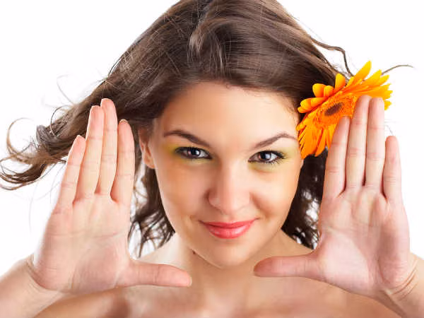 Tránh ánh nắng: Tia nắng mặt trời là nguyên nhân chính gây lão hóa. Tia UV có thể làm hỏng da, đẩy nhanh quá trình hình thành nếp nhăn và các đốm đồi mồi trên da. Đừng quên mang theo ô hoặc đội mũ nón trước khi ra khỏi nhà để chống lão hóa sớm. 