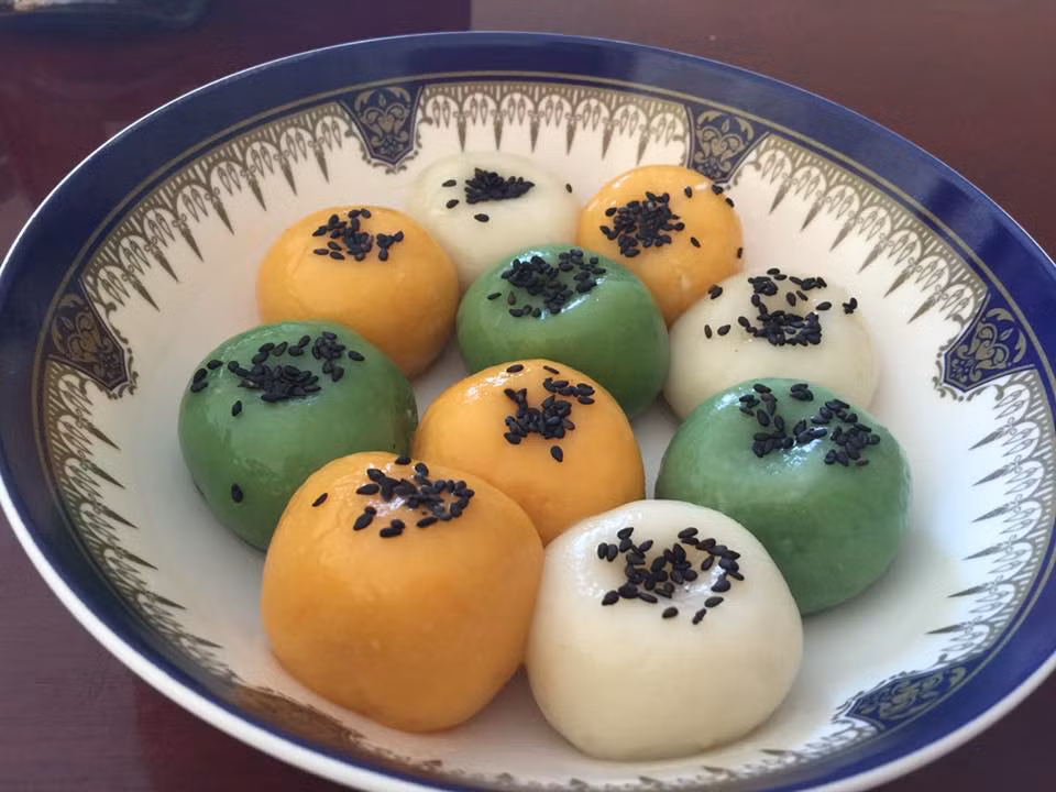 Bánh trôi: Cùng với bánh chay, đây là món ăn không thể thiếu để dâng lên bàn thờ ngày Tết Hàn thực 3/3 theo truyền thống của người Việt. Cách thực hiện món ăn này rất đơn giản, chỉ cần viên tròn bột nếp bọc ngoài viên đường mật ở trong và đem luộc chín là hoàn thành. Bạn có thể biến tấu món bánh trôi truyền thống thành nhiều màu sắc khác nhau với màu thực phẩm hoặc nước cốt của một số nguyên liệu tự nhiên.