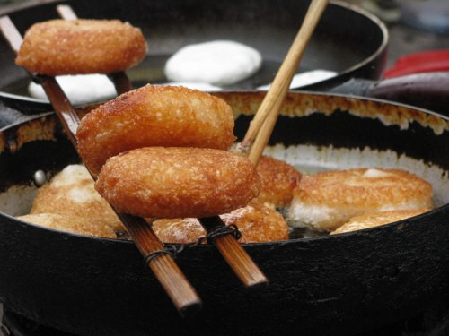 Trong ngày tết Hàn thực, bạn có thể tận dụng bột gạo nếp làm bánh trôi, bánh chay để làm bánh rán ngọt. Những chiếc bánh rán làm từ bột 100% gạo nếp nhân đậu xanh xào đường, dừa dẻo thơm nóng hổi chắc chắn sẽ được lòng các bé.