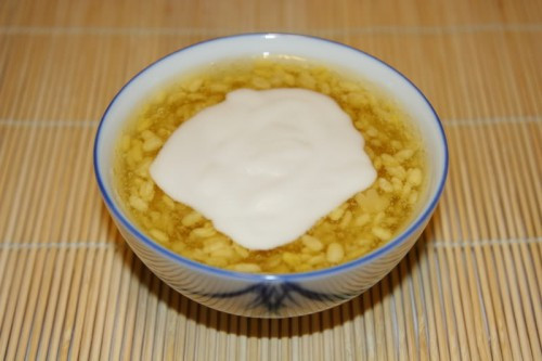 Ngoài các món bánh, bạn còn có thể dùng những nguyên liệu như đỗ xanh, bột sắn dây dùng cho món bánh chay để làm món chè hoa cau. Chỉ cần quấy chín bột sắn dây rồi cho đỗ xanh hấp chín để nguyên hạt nấu cùng là được.