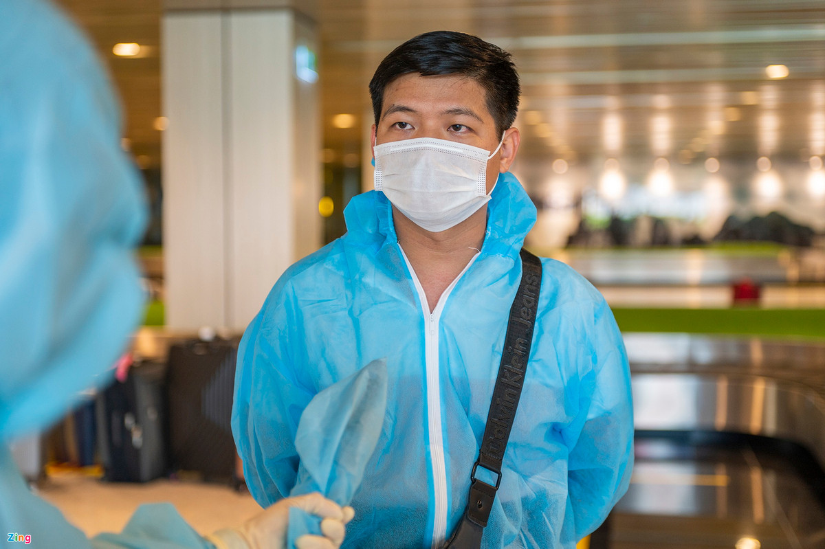 Anh Lương Minh Tâm (32 tuổi, trú quận 2, TP.HCM), cho biết tháng 4 anh từ TP.HCM sang Mỹ để công tác và bị mắc kẹt tại bang Oregon. Đến tháng 8, anh được tiêm vaccine và làm thủ tục quay trở về Việt Nam theo chuyến bay thí điểm hộ "chiếu vaccine".