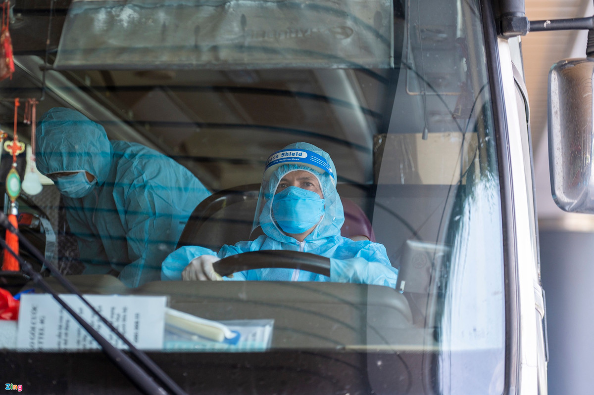 Bên ngoài sảnh, Ban chỉ huy quân sự tỉnh Quảng Ninh bố trí xe chở toàn bộ 345 hành khách đi cách ly. Một tài xế cho biết cảm thấy rất vui khi được lái xe chở người dân hồi hương an toàn, đi cách ly.