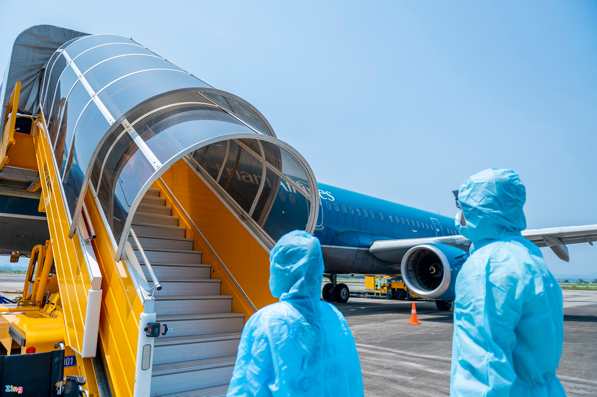 Hai chuyến bay, một xuất phát từ sân bay Los Angeles, một từ San Francisco sau đó quá cảnh tại sân bay Incheon (Hàn Quốc). Các hành khách đều đủ điều kiện nhập cảnh và cách ly theo chương trình thí điểm hộ chiếu vaccine của Bộ Y tế.