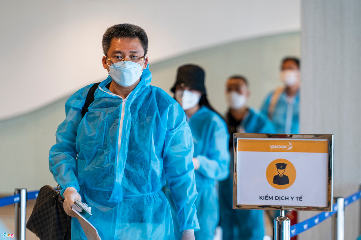 Khu vực làm thủ tục nhập cảnh trong nhà ga quốc tế được căng vành đai mềm. Loa phát thanh liên tục nhắc nhở người dân đứng theo vạch kẻ sẵn, đảm bảo khoảng cách tối thiểu 2 m khi làm thủ tục.