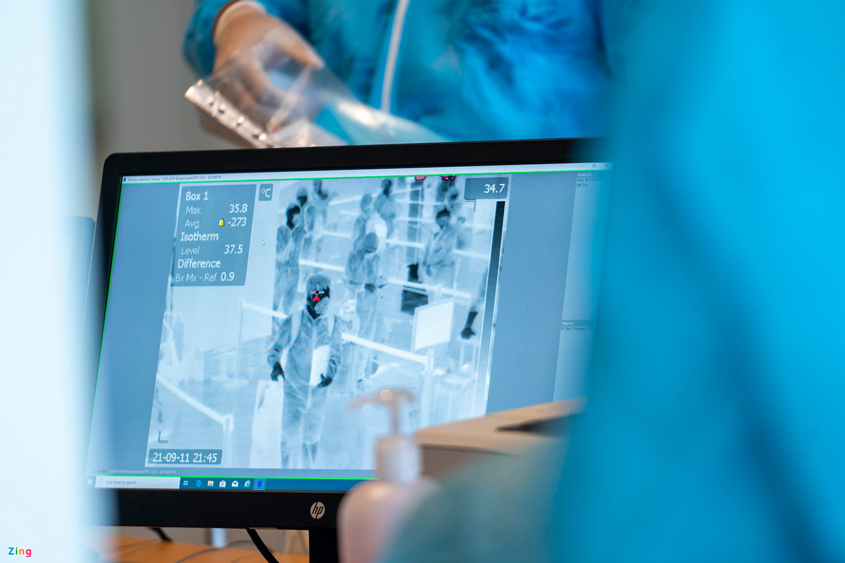 Đơn vị quản lý sân bay lắp đặt máy quét ngay tại khu vực nhập cảnh để theo dõi thân nhiệt của hành khách. Các trường hợp có biểu hiện thân nhiệt bất thường sẽ được đưa vào khu vực riêng để theo dõi.