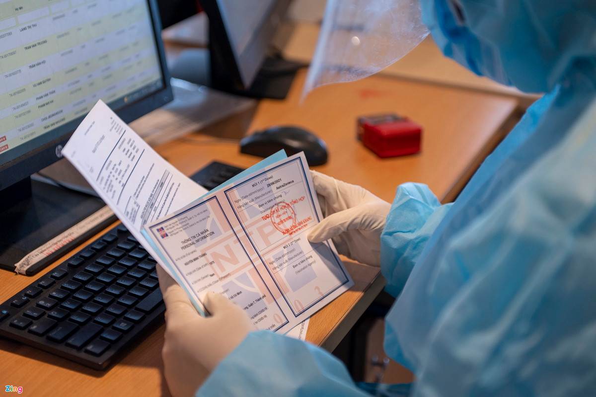 Để làm thủ tục nhập cảnh, ngoài các giấy tờ liên quan hành khách phải xuất trình giấy chứng nhận đã tiêm vaccine Covid-19, trong đó mũi cuối cùng tiêm trong thời gian ít nhất 14 ngày và không quá 12 tháng tính đến thời điểm nhập cảnh.