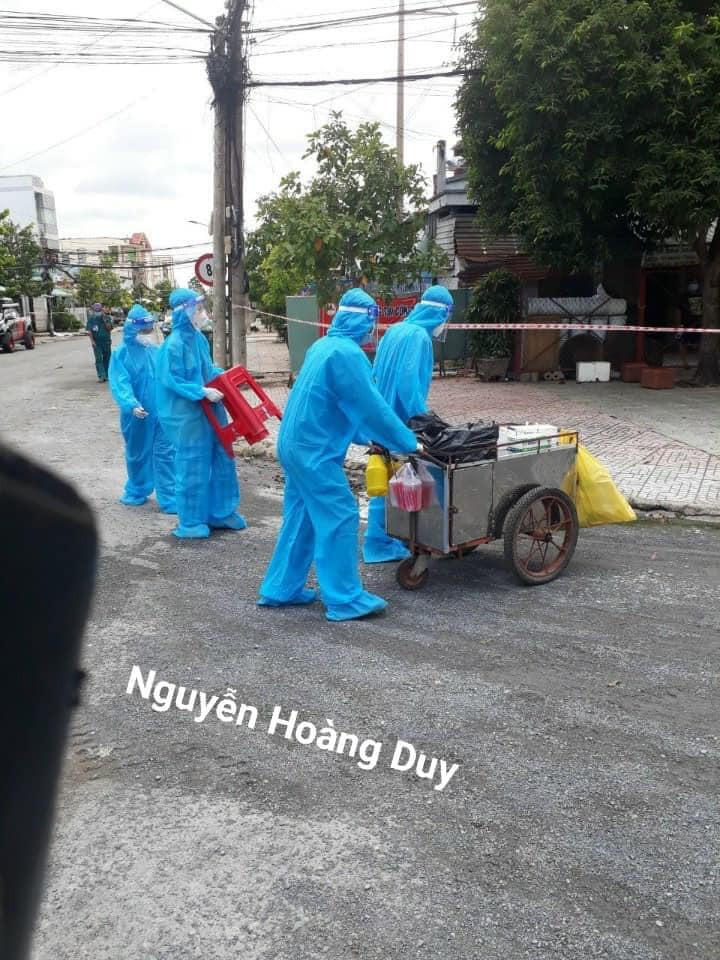 Được biết, ý tưởng độc đáo này được lực lượng y bác sĩ, tình nguyện viên ĐH Y Dược Cần Thơ sáng tạo, cho ra đời hàng loạt những chiếc xe test COVID nhanh. Ảnh: Nguyễn Hoàng Duy