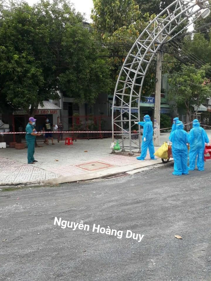 Những chiếc xe bán hàng rong được “hô biến” thành xe lấy mẫu xét nghiệm COVID-19 lưu động di chuyển trên đường quê khiến nhiều người thích thú. Ảnh: Nguyễn Hoàng Duy