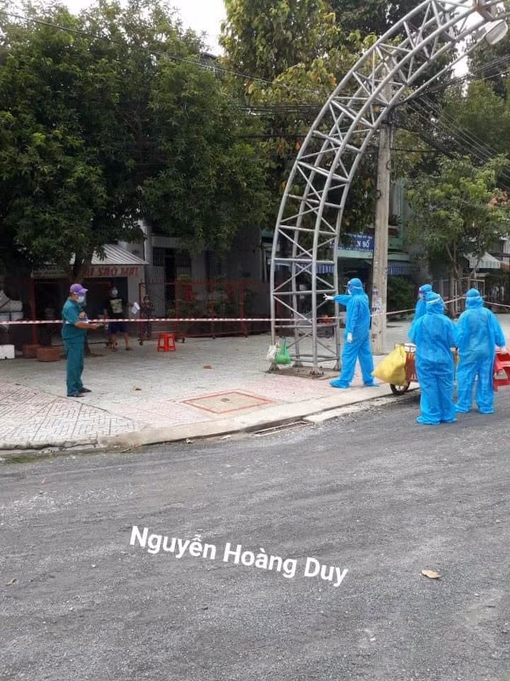 Những chiếc xe bán hàng rong được “hô biến” thành xe lấy mẫu xét nghiệm COVID-19 lưu động di chuyển trên đường quê khiến nhiều người thích thú. Ảnh: Nguyễn Hoàng Duy