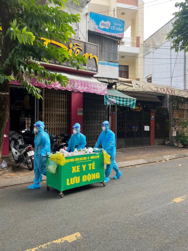 Xe sữa đậu nành còn nguyên mấy cái ly nhưng khi đến gần ai cũng bất ngờ. Ảnh: Facebook