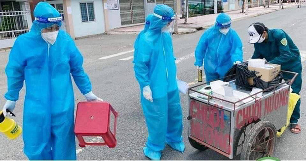 Vị trí của người bán chuối nướng trong mùa dịch được thay thế bằng nhân viên y tế. Ảnh: Facebook