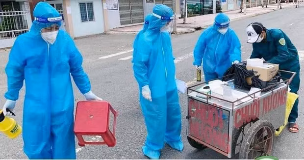 Vị trí của người bán chuối nướng trong mùa dịch được thay thế bằng nhân viên y tế. Ảnh: Facebook