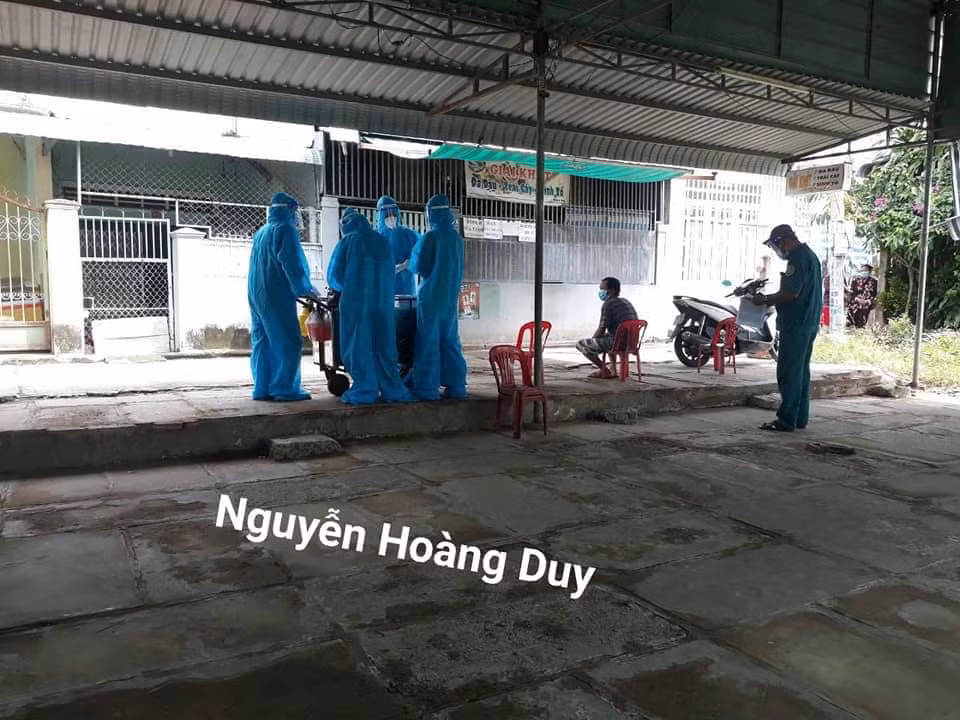 Với đặc điểm sẵn có, di chuyển được nhiều nơi nhanh gọn, các xe đồ ăn vặt đang "ế hàng" vươn lên dẫn đầu, được trưng dụng triệt để. Ảnh: Nguyễn Hoàng Duy