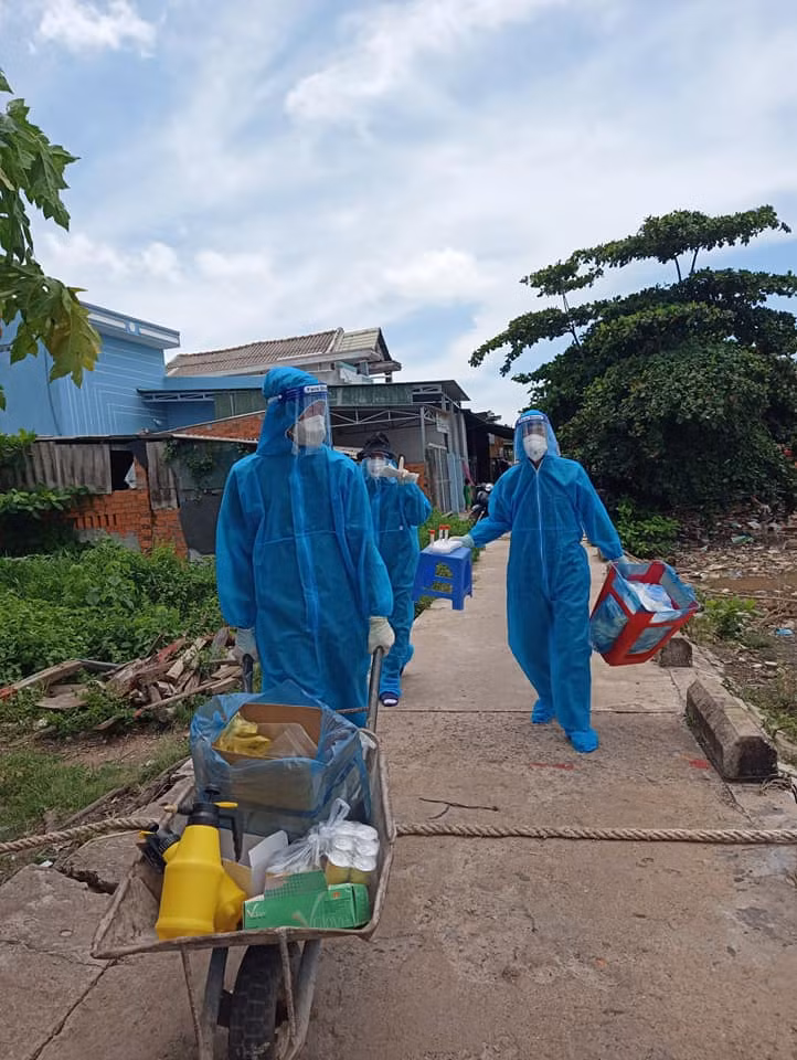 Những chiếc xe cút kít quen thuộc bỗng biến hình thành xe xét nghiệm lưu động. Ảnh: Mai Linh