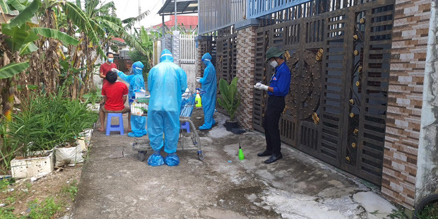 Xe đẩy siêu thị cũng trở thành công cụ phục vụ xét nghiệm COVID-19. Ảnh: Facebook