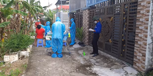 Xe đẩy siêu thị cũng trở thành công cụ phục vụ xét nghiệm COVID-19. Ảnh: Facebook