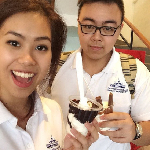 Bức ảnh gây chú ý khi vị thiếu gia này có những cử chỉ hết sức tình tứ với cô gái lạ mặt đó, mặc cho cô bạn Tiên Nguyễn đứng cạnh làm nền.