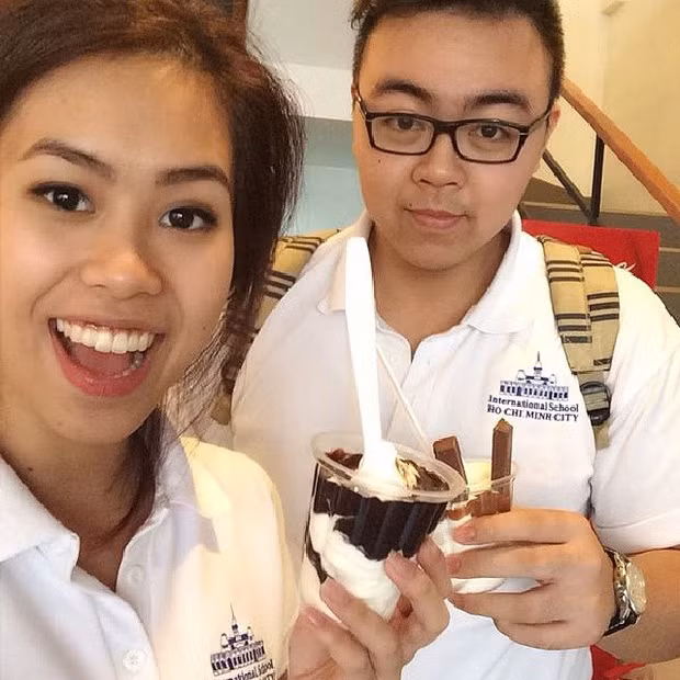 Bức ảnh gây chú ý khi vị thiếu gia này có những cử chỉ hết sức tình tứ với cô gái lạ mặt đó, mặc cho cô bạn Tiên Nguyễn đứng cạnh làm nền.