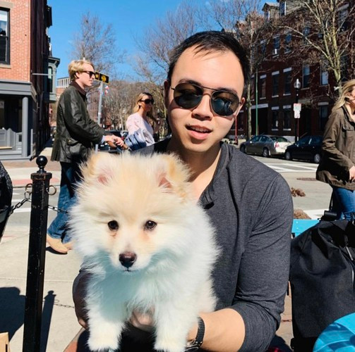 Qua những hình ảnh hiếm hoi đồng hành với tập đoàn, Nguyễn Hoàng Việt phong cách cực kỳ giản dị, không tóc tai kiểu cách.