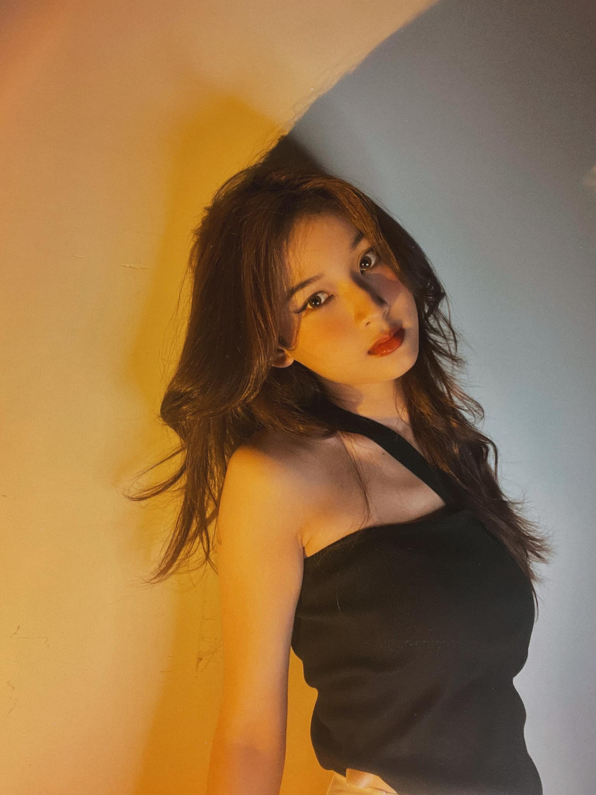 Phần lớn cộng đồng mạng đều mê mẩn trước vẻ đẹp “gieo thương nhớ” của Hà Thương mỗi lần xuất hiện.