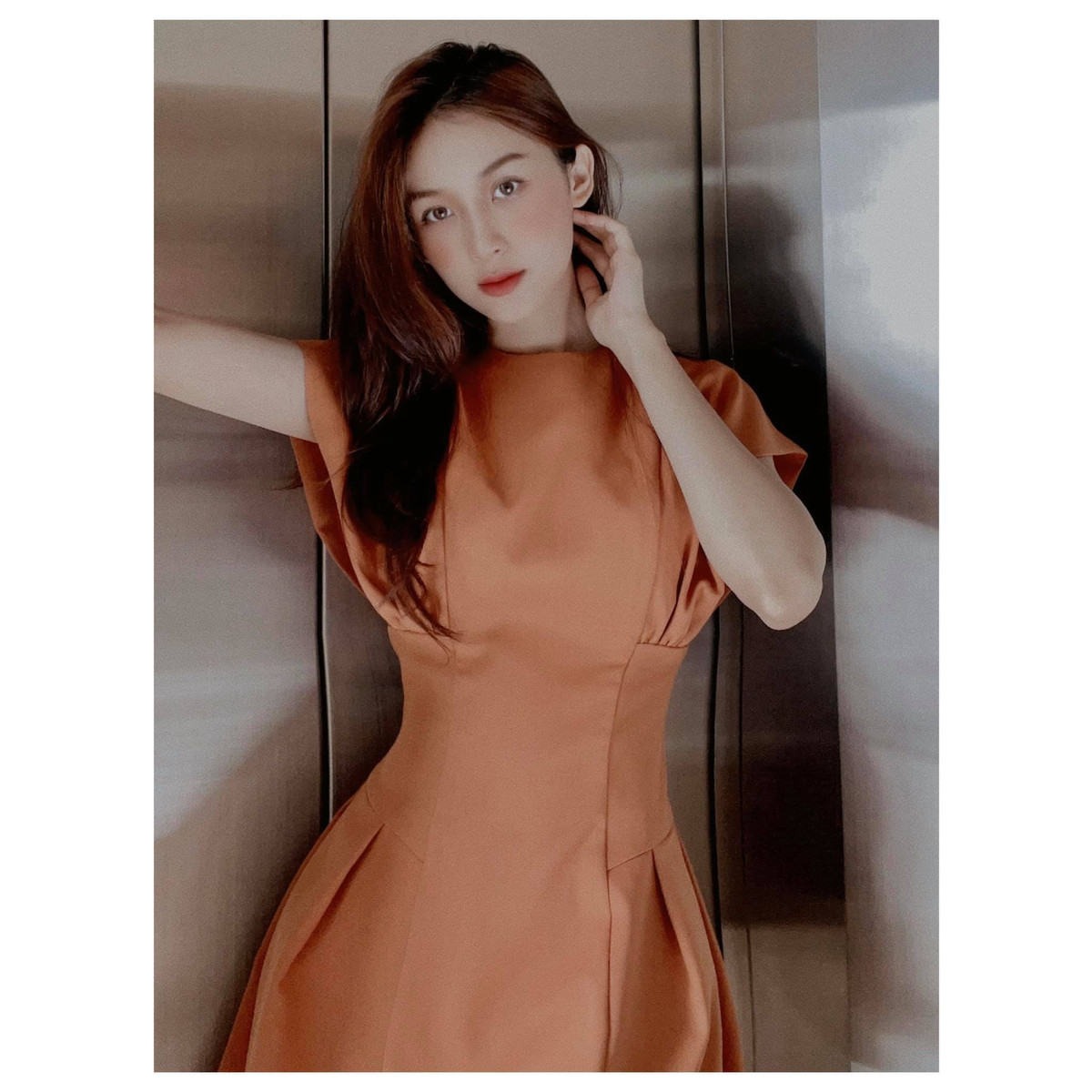 Từ một cô sinh viên bình thường, Hà Thương gia nhập hội nữ sinh nổi tiếng sở hữu nhan sắc xinh đẹp sau nhiều clip thu hút triệu view trên mạng xã hội TikTok.