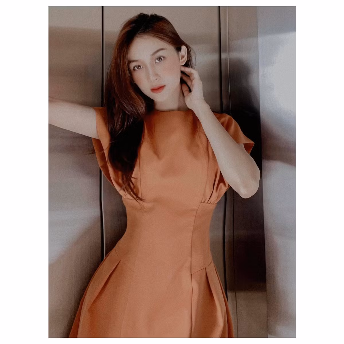 Từ một cô sinh viên bình thường, Hà Thương gia nhập hội nữ sinh nổi tiếng sở hữu nhan sắc xinh đẹp sau nhiều clip thu hút triệu view trên mạng xã hội TikTok.