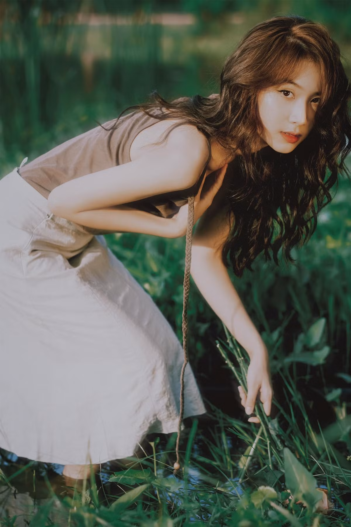 Sở hữu ngoại hình nổi bật, Hà Thương bén duyên với nghề mẫu ảnh từ lâu. Công việc này giúp cô có được nguồn thu nhập ổn để tự lập tài chính trong quãng thời gian sinh viên.