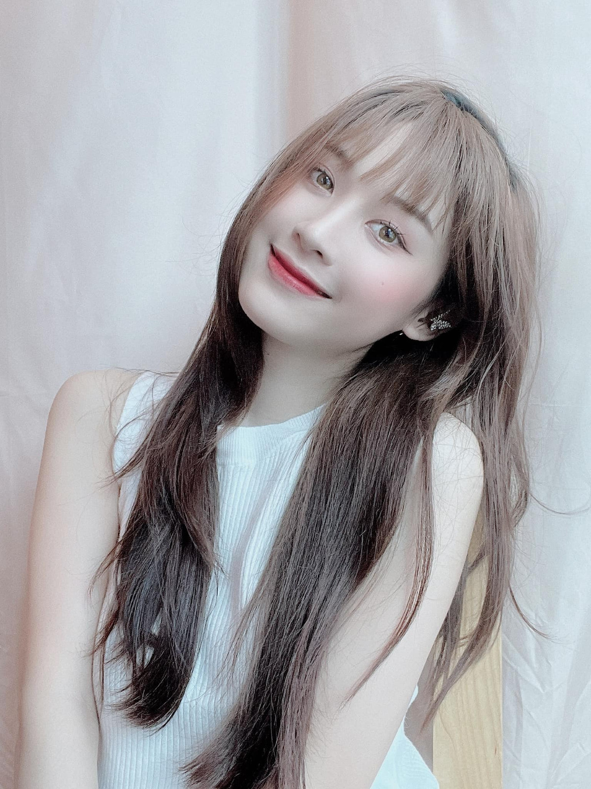 Phùng Hà Thương (sinh năm 2001, Nghệ An) hiện là sinh viên năm 2, trường ĐH Kinh tế quốc dân, cô đang là hot girl được cộng đồng mạng chú ý khi sở hữu nhan sắc xinh đẹp, dung dị, đầy cuốn hút.