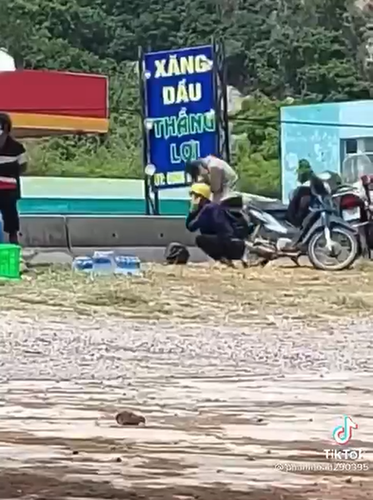 Màn đứng lên ngồi xuống của một anh chàng đi ra ngoài đường không lý do trong thời gian cả nước đang chống dịch.