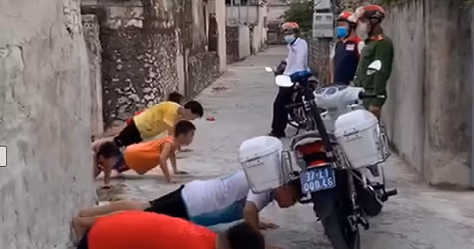 Hình phạt độc đáo của chiến sĩ công an dành cho nhóm trẻ ra đường ngày giãn cách xã hội nhanh chóng được cư dân mạng chia sẻ "rần rần".