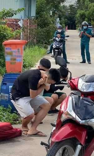 Nhóm thanh niên đi trên đường làng bị các chú công an bắt lại và hình phạt chung đó là làm động tác "thụt dầu". Ảnh: Tổng hợp