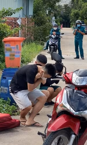 Nhóm thanh niên đi trên đường làng bị các chú công an bắt lại và hình phạt chung đó là làm động tác "thụt dầu". Ảnh: Tổng hợp
