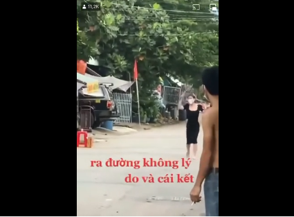 Ra duong ngay gian cach xa hoi, gai xinh nhan hinh phat ba dao
