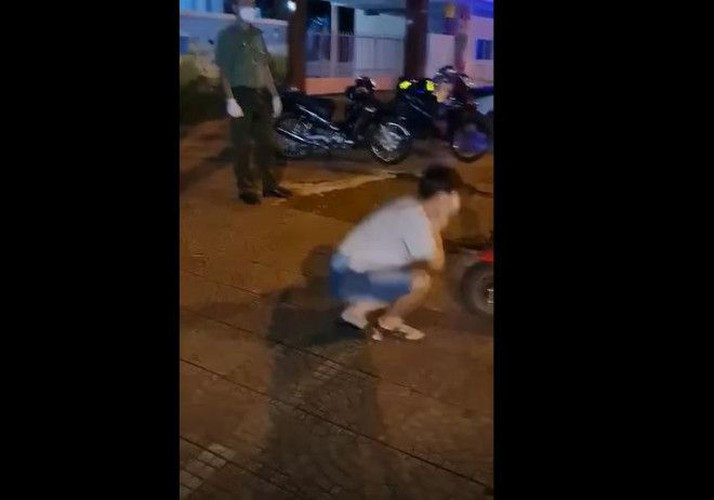 Thay vì phạt tiền, các cán bộ đã nghĩ ra hình phạt khiến nhiều người thích thú, đó là làm động tác "thụt dầu" 50 cái.